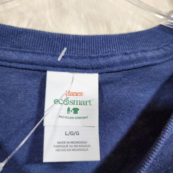 Hanes NWOT Blue Cat graphic T-Shirt with American Flag Design woman's size large - Picture 2 of 7